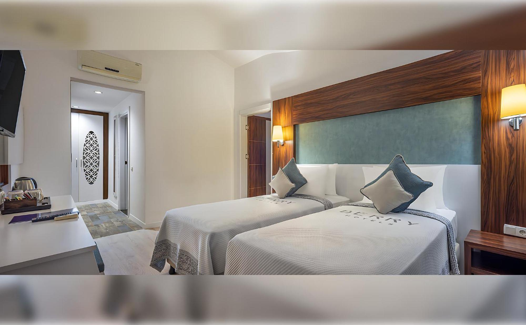 Berry Blue Hotels Side Bagian luar foto